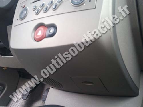 Renault Clio 3 under central console