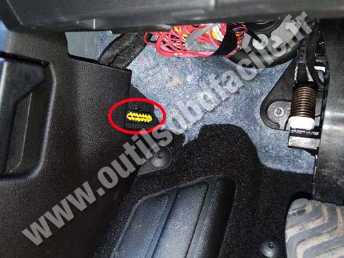 Renault Clio - OBD port