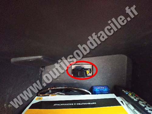 Renault Logan - OBD II port