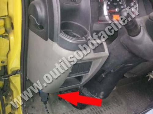 Renault Maxity Driver side