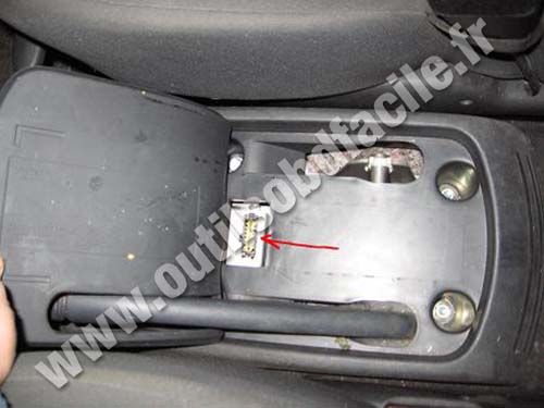 Renault Scenic OBD plug (no central console)