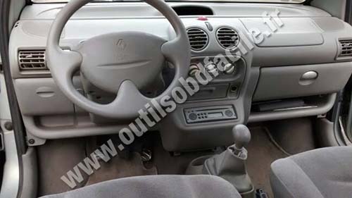 Renault Twingo 1 dashboard