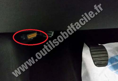 Renault Twingo OBD2 diagnostics port