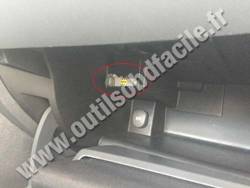 Renault Wind OBD II plug