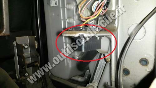 Suzuki Liana OBD2 plug