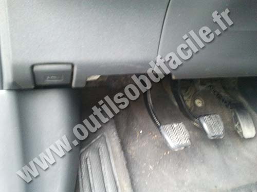 Toyota Auris hood lever