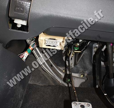 Toyota Yaris hood lever