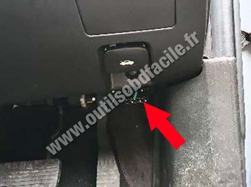 Vauxhall Antara - Opening hood command