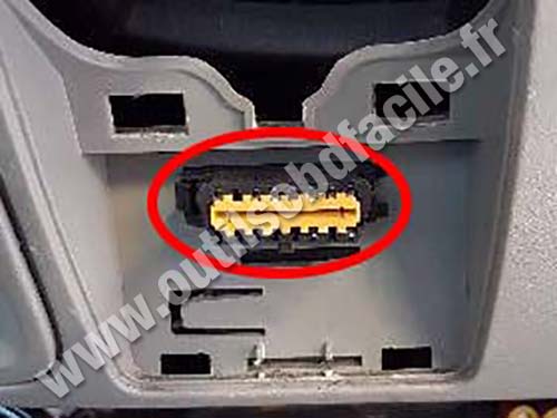 Vauxhall Vivaro - OBD II socket