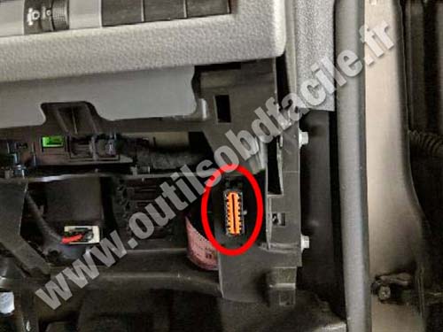 Vauxhall Vivaro - OBD port