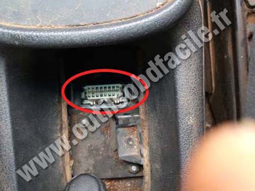 Vauxhall Zafira - OBD II socket