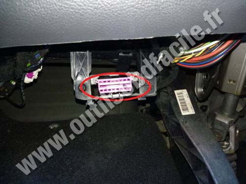 Volkswagen Caravelle - OBD connector