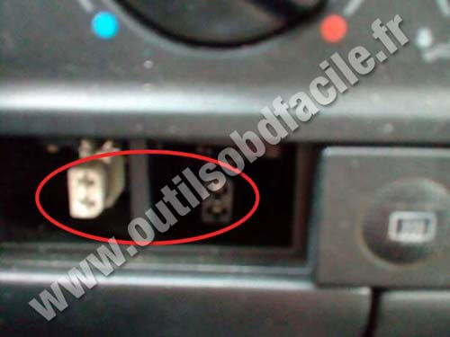 Volkswagen Golf 3 non-standard OBD plug