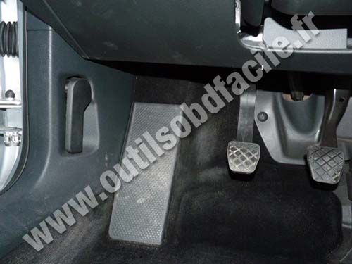 Volkswagen Passat hood lever