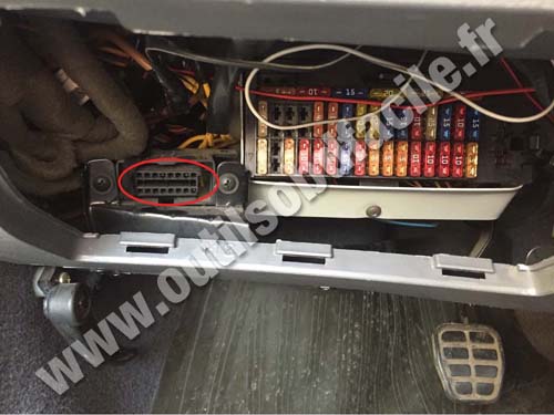 Volkswagen Pointer - OBD socket