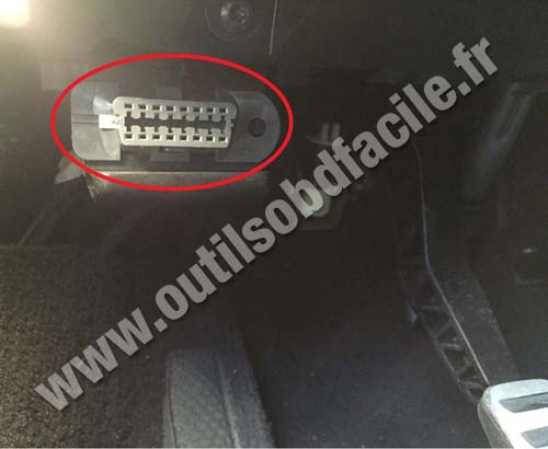 Volvo V40 OBD socket