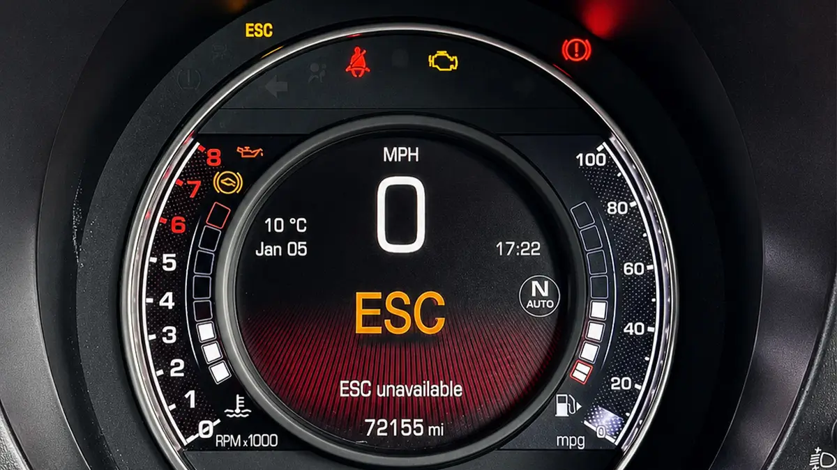 ESC-Kontrollleuchte auf dem Armaturenbrett eines Fiat 500