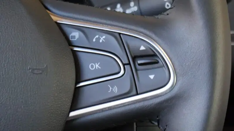 OK-Taste am Lenkrad Renault