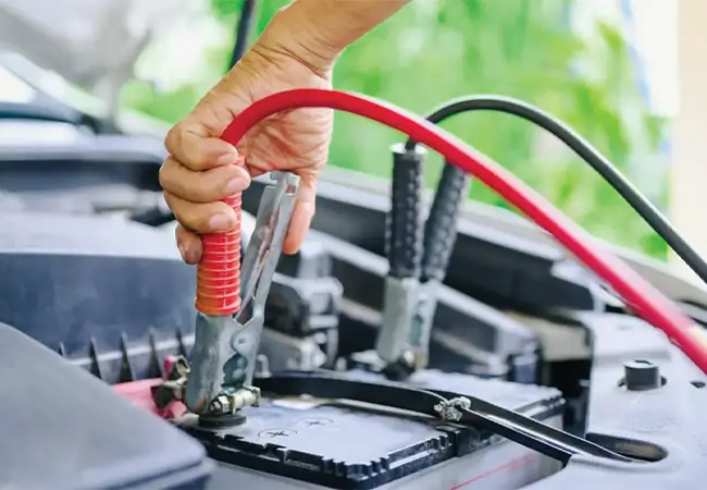 Auto mit Starthilfekabeln starten