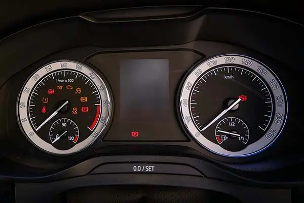 Armaturenbrett mit leuchtenden Symbolen